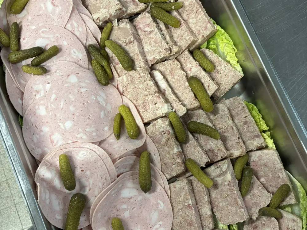 Bacs gastronormes de plats cuisinés prêts à être livrés en liaison froide