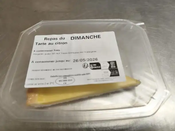 Barquette individuelle Appétit-Clic avec son étiquette : jour de consommation, allergènes et DLC