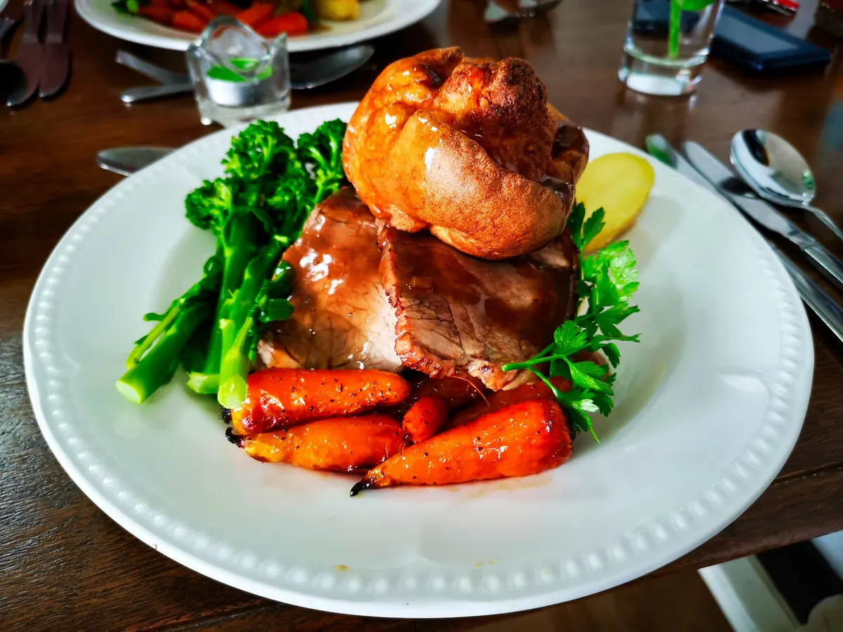 Rôti de bœuf en sauce, carottes glacées et brocolis
